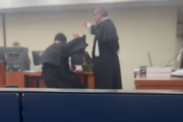 Vídeo mostra momento em que promotor cai durante confusão com advogado