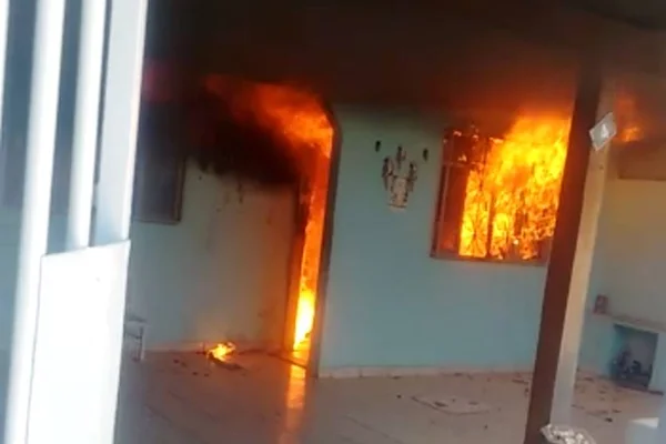 Vídeo: incêndio destrói casa e bombeiros socorrem moradora no DF