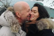 Bruce Willis e Emma Heming Willis trocam chamego Bruce Willis e Emma Heming Willis trocam chamego
