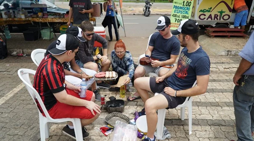 Amigos fazem churrasco na frente da Unip: à espera do show dos atrasados, que não aconteceu desta vez Amigos fazem churrasco na frente da Unip: à espera do show dos atrasados, que não aconteceu desta vez