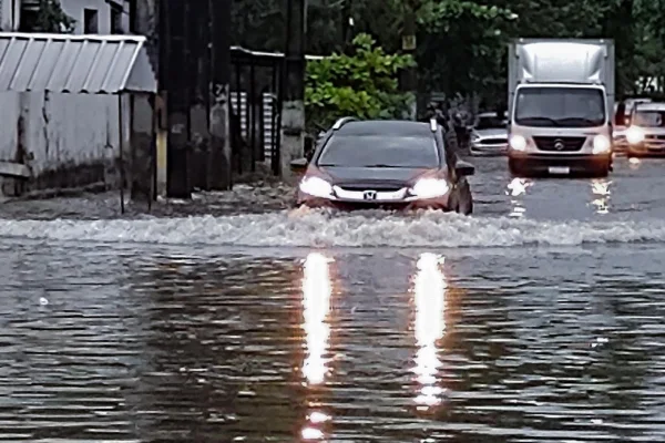 Imagem colorida de alagamento no Recife - Metrópoles