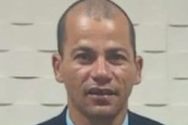 Homem suspeito foragido após agredir ex companheira e amiga