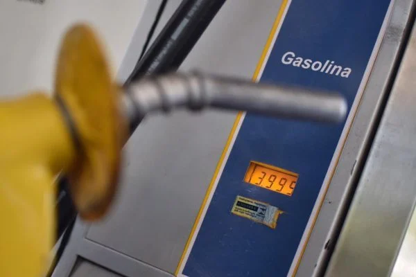 ANP: gasolina avança em 16 estados, mas valor médio cai 5% no DF