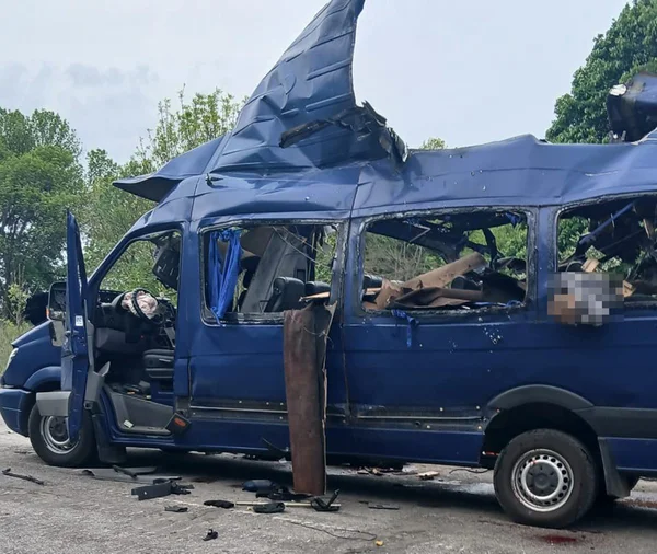 Imagem colorida de ônibus destruído após ataque russo na Ucrânia - Metrópoles