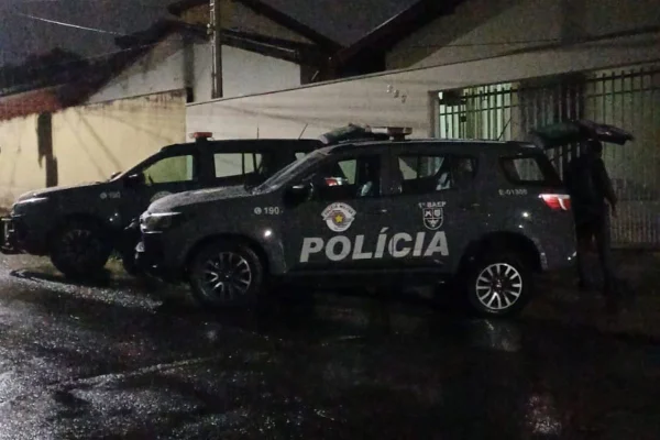 Imagem colorida mostra operação contra esquema de falsos investimentos. Metrópoles