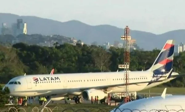 imagem colorida de avião parado em pista de pouso - Metrópoles