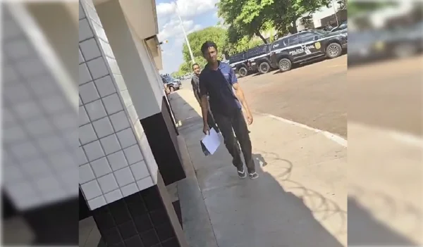 Homem caminhando - Metrópoles
