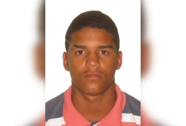 Imagem colorida de jovem negro com camisa rosa