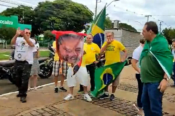 bolsonaristas queimam toalha do lula
