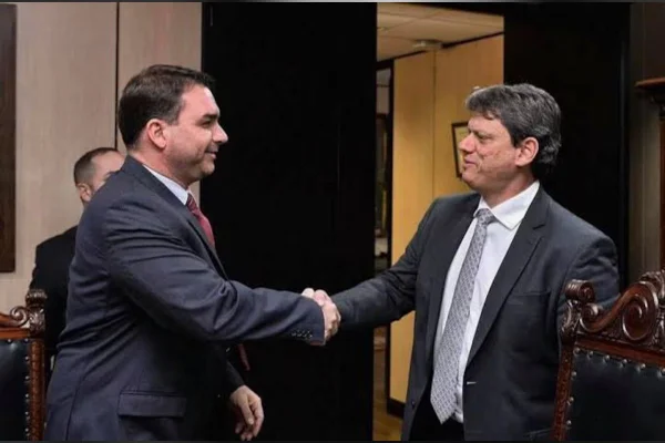 Tarcísio de Freitas e Flávio Bolsonaro