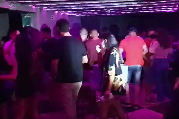 Festa com aglomeração