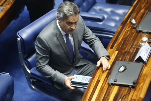 Em discurso no Senado, Aécio diz ser alvo dos “ataques mais vis”