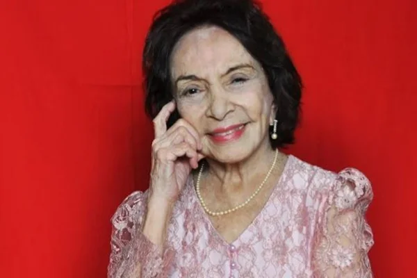 foto colorida de Maria Josephina Mignone, uma mulher idosa sorrindo - metrópoles