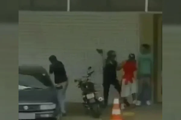 Imagem colorida de ação de policial em 2008