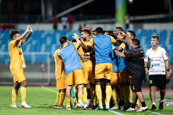Imagem colorida de Brasiliense vence fora de casa e avança para semifinal da Copa Verde - Metrópoles