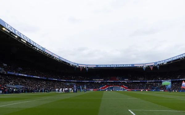 Torcida do PSG picha CT e estádio exigindo a saída de dirigentes