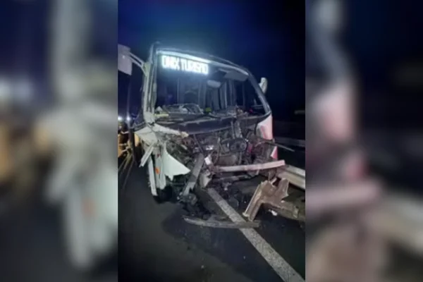 Imagem colorida de um caminhão com a parte dianteira destruída após colisão com ônibus - Metrópoles