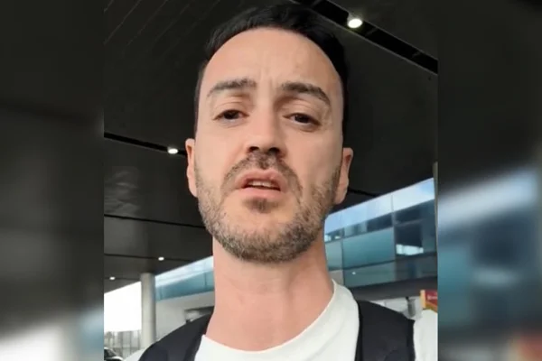 Imagem colorida mostra portugues que foi retido em aeroporto - Metrópoles