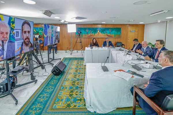 Foto colorida de Presidente da República, Luiz Inácio Lula da Silva, durante reunião sobre as novas medidas relacionadas ao Rio Grande do Sul, no Palácio do Planalto - Metrópoles