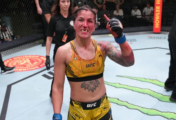 Estrela do UFC fica “banguela” durante luta: “Me senti forte”