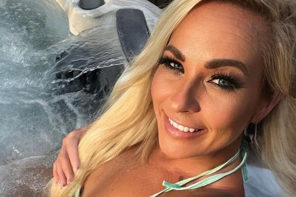Professora é demitida após compartilhar fotos nuas no OnlyFans