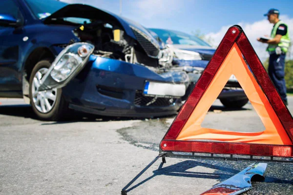 Usar o celular enquanto dirige pode tirar a vida de alguém
