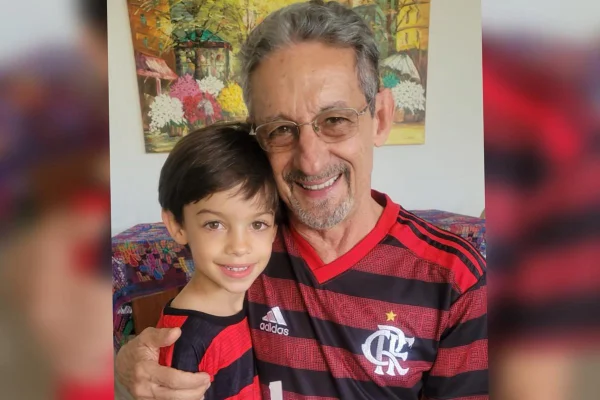 Pai e filho posando para foto vestindo blusas iguais - Metrópoles.