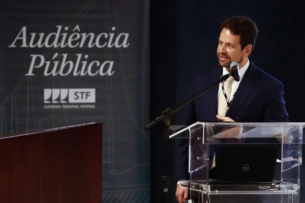 Foto colorida do advogado da Google Brasil, Guilherme Sanchez, em audiência no STF sobre Marco Civil da Internet
