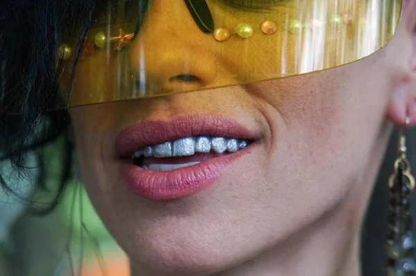 Esmalte colorido no dente é nova tendência nas redes sociais