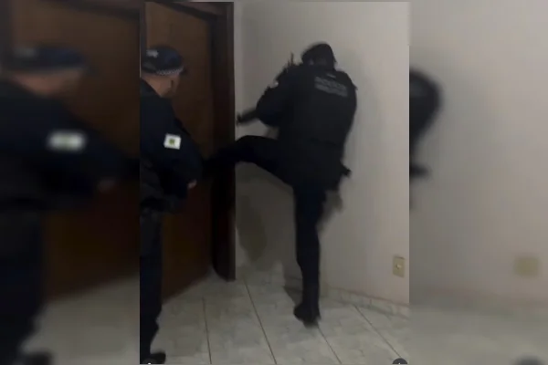 Homem armado rapta mulher em rua do DF e a estupra em apartamento