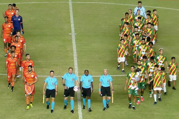 Jogadores de Sampaio Corrêa e Manauara entram em campo em duelo pela Série D