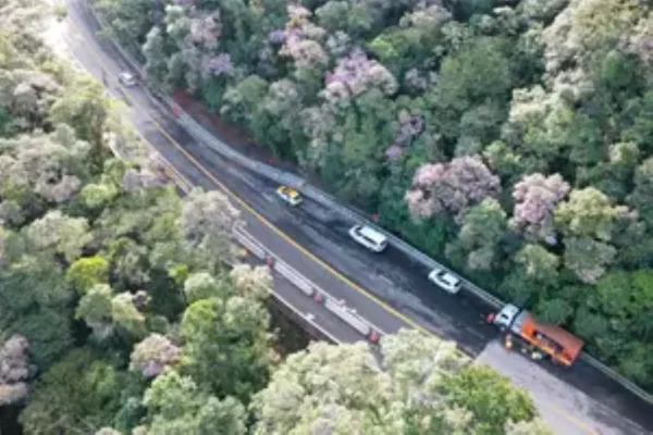 Imagem colorida da rodovia Mogi-Bertioga. Metrópoles