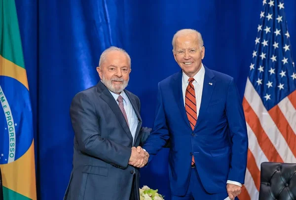 Imagem colorida dos presidentes do Brasil e dos EUa, Lula e Biden