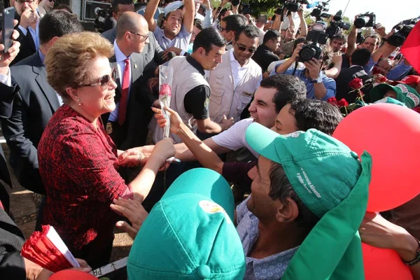 Dilma desce do carro e cumprimenta manifestantes ao deixar o Alvorada