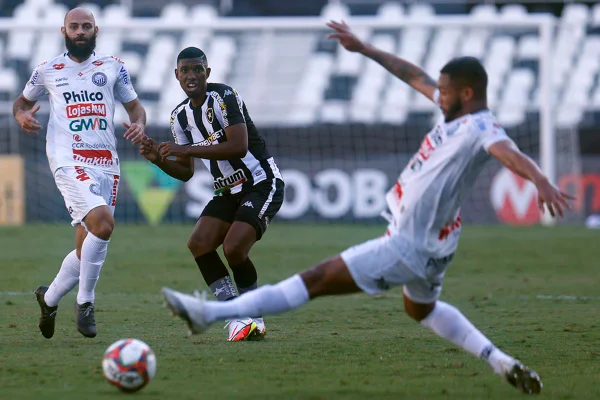 Botafogo e Operário no estádio Nilton Santos