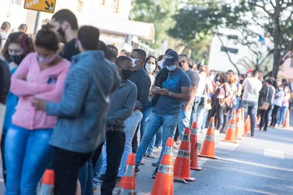 Após fila gigante, Sesc fará testagem de comerciários no Taguaparque