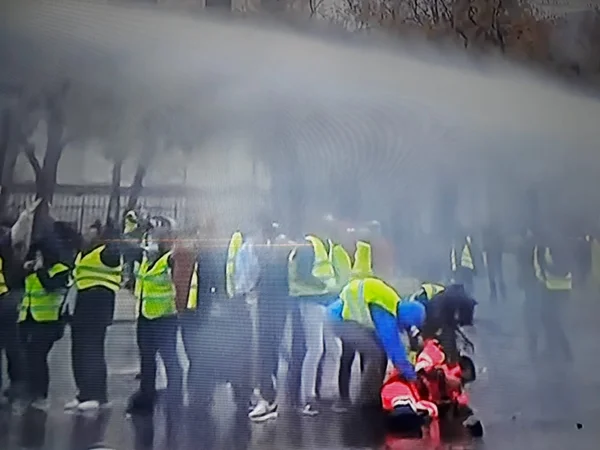 Nova manifestação em Paris deixa 10 feridos e 60 detidos