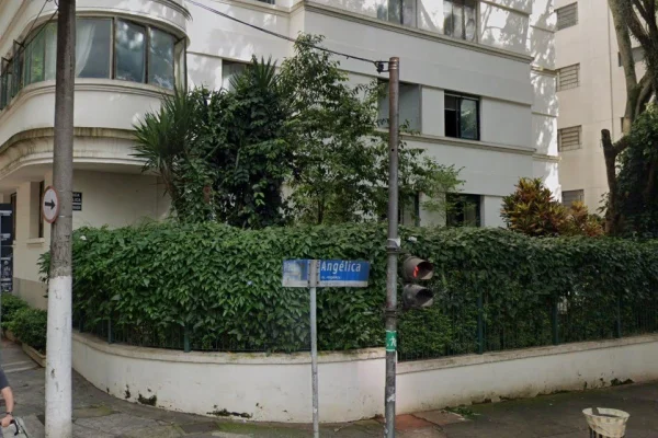 Imagem colorida de prédio em esquina. Metrópoles