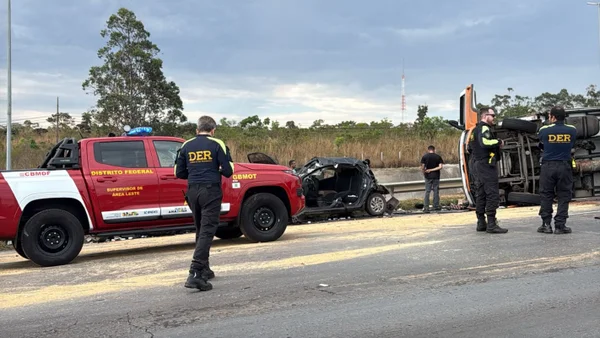 Acidente entre 4 carretas, 4 carros e motos deixa feridos e trava BR-020 - destaque galeria