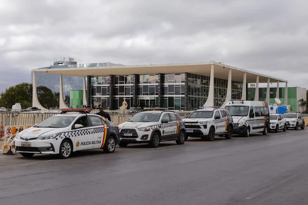 A Polícia Militar do Distrito Federal faz esquema reforçado de segurança na Praça dos Três Poderes durante o julgamento do ex-presidente Jair Bolsonaro (PL) e de mais sete aliados