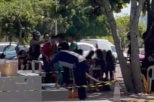 Vídeo mostra o momento em que estudantes da Universidade Católica de Taguatinga são pegos comercializando maconha dentro da faculdade na manhã dessa quinta-feira (27/6). Os jovens abordados pela segurança particular da universidade estavam com a droga, dinheiro e uma balança de precisão. Após a abordagem, os suspeitos foram retirados do local pela Polícia Militar do Distrito Federal (PMDF).