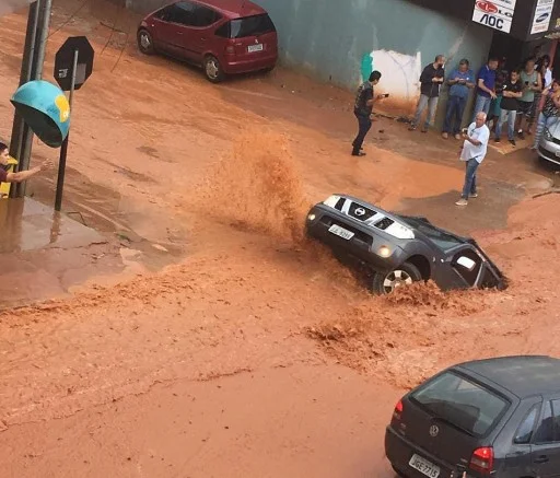 Vídeos: cratera engole caminhonete após temporal em Vicente Pires