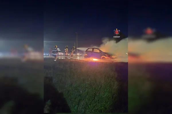 Carro fica destruído após ser atingido por chamas na BR-070