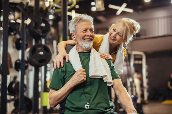um homem e uma mulher na academia