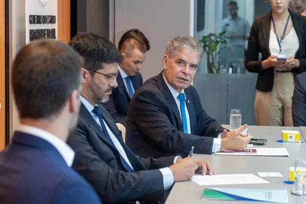 Foto colorida da reunião entre o procurador-geral do trabalho José de Lima Ramos Pereira com o governador Eduardo Leite sobre trabalho escravo - Metrópoles