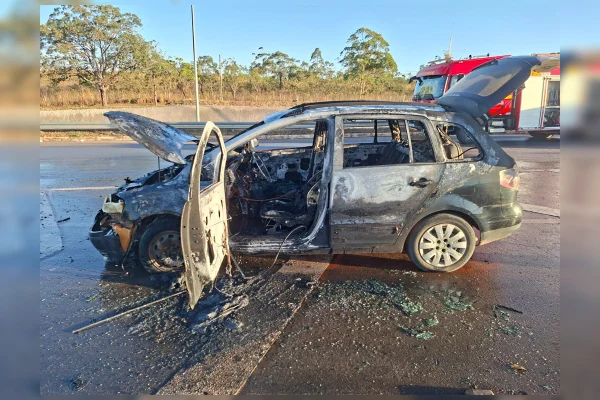Carro ficou destruído na manhã desta terça-feira (1º/9), na altura do Posto Flamingo, no Colorado, em Sobradinho (DF)