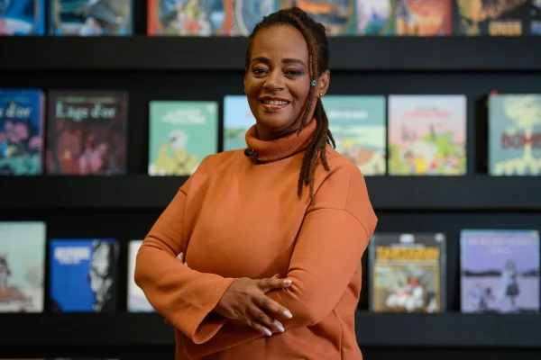 Escritora Eliana Alves Cruz em foto colorida - Metrópoles