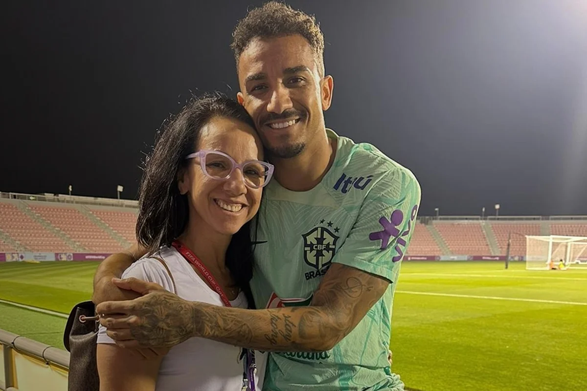 Maria José é mãe de Danilo Luiz e mora na pequena cidade de Bicas, no interior de Minas Gerais. O município onde o jogador cresceu conta com um museu dedicado à sua trajetória no futebol, e a casa da família possui uma placa em homenagem ao atleta logo na entrada
Maria José é mãe de Danilo Luiz e mora na pequena cidade de Bicas, no interior de Minas Gerais. O município onde o jogador cresceu conta com um museu dedicado à sua trajetória no futebol, e a casa da família possui uma placa em homenagem ao atleta logo na entrada