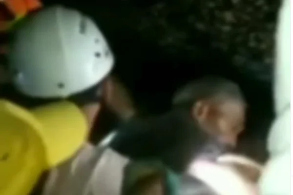 Idoso é resgatado após ficar mais de 20h preso de cabeça para baixo