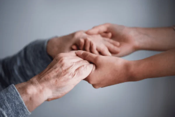 Mulher processa 9 irmãos para dividir cuidados da mãe com Alzheimer